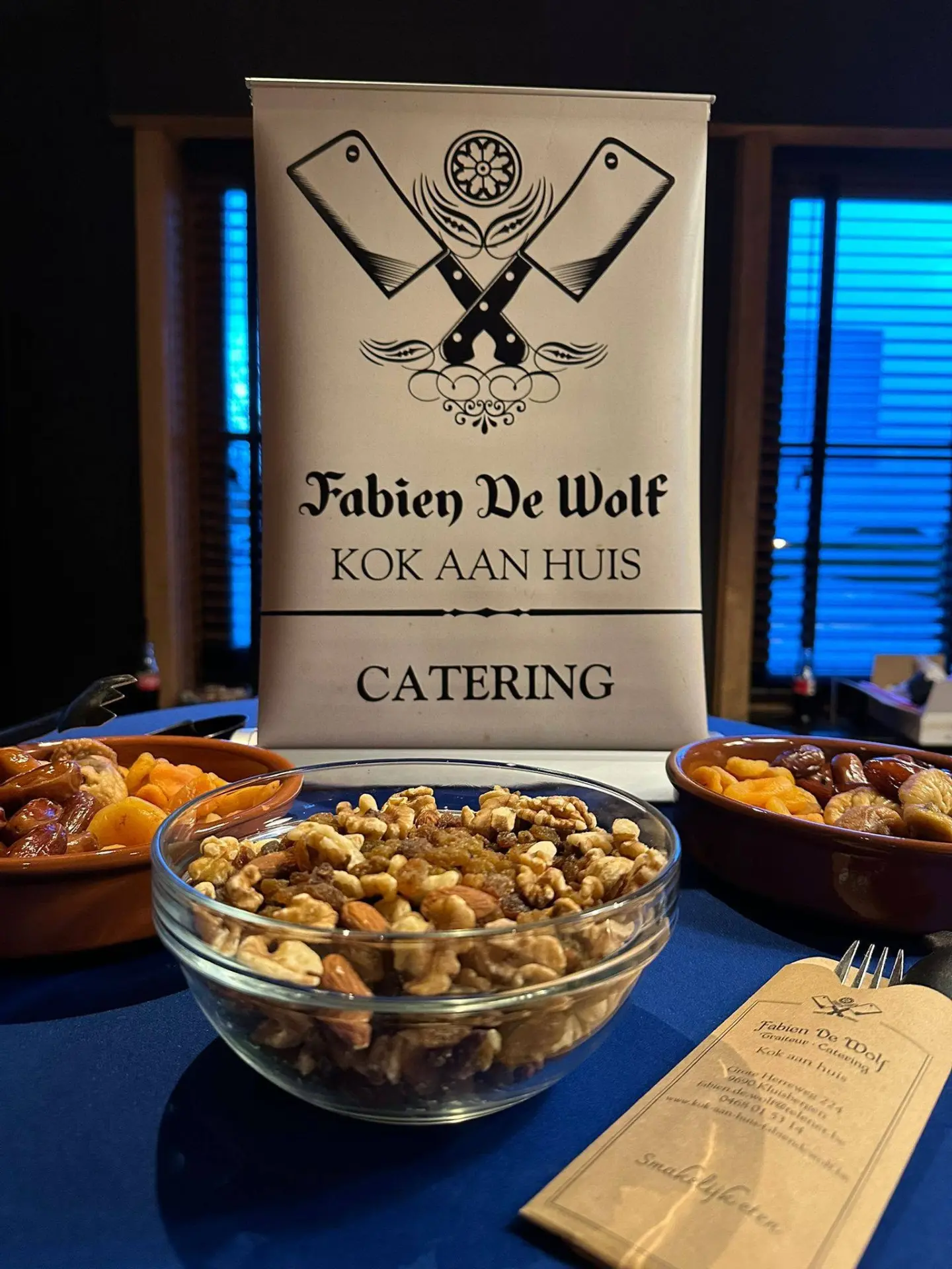 Verzorgde cateringtafel met warme en koude gerechten