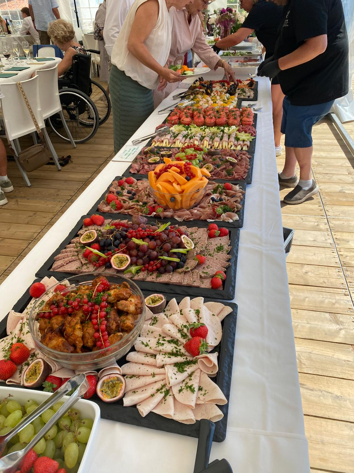 Rijkelijk gedekt buffet met warme en koude gerechten