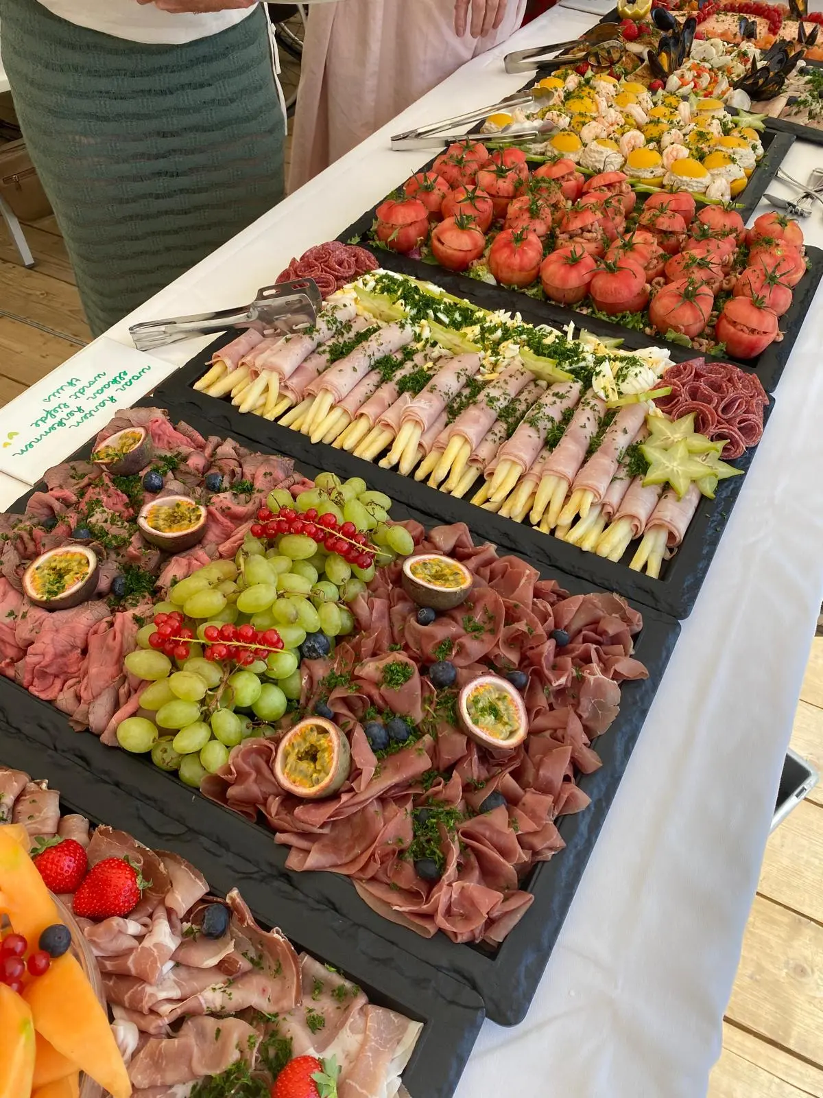 Koud buffet met charcuterie, asperges en vers fruit