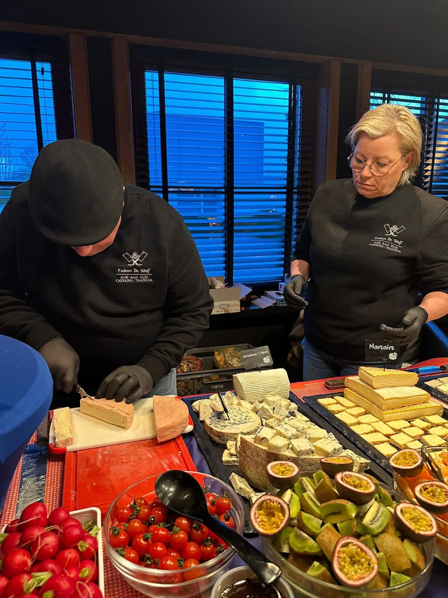 Fabien en Cindy aan het werk achter het buffet