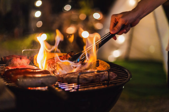 Vlees boven open vuur op de grill